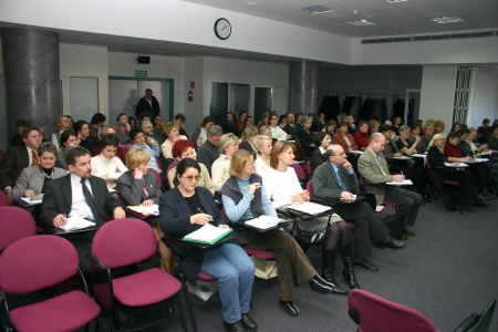 a uczestniczy s�uchali z zapartym tchem
